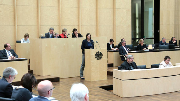 Foto: Blick auf das Rednerpult während der Plenarsitzung