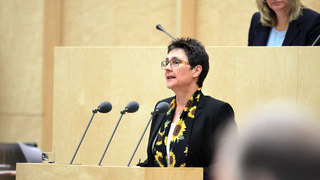 Foto: Ministerin Heinold am Rednerpult