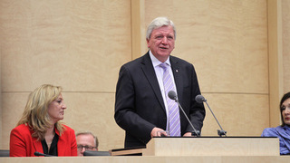 Foto: Bundesratspräsident Volker Bouffier am Rednerpult