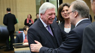 Foto: Ministerpräsident Bouffier (li.) nimmt Glückwünsche entgegen