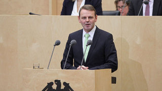 Foto: Staatsminister Fritz Jaeckel am Rednerpult