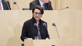 Foto: Parlamentarische Staatssekretärin Annette Widmann-Mauz (BMG) am Rednerpult