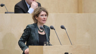 Foto: Staatsministerin Eveline Lemke am Rednerpult