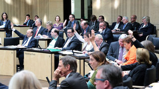 Foto: Blick in den Plenarsaal während einer Abstimmung