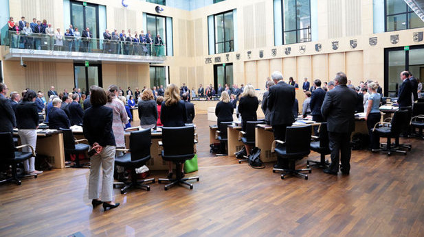 Foto: Schweigeminute im Plenarsaal