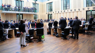 Foto: Schweigeminute im Plenarsaal