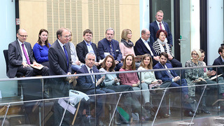 Foto: Begrüßung im Plenum - Besuchertribühne