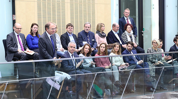 Foto: Begrüßung im Plenum - Besuchertribühne