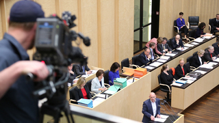 Foto: Im Präsidium - Ute Rettler, Malu Dreyer, Ulrike Hiller (v.l.n.r.)