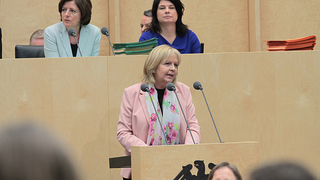 Foto: Ministerpräsidentin Hannelore Kraft am Rednerpult