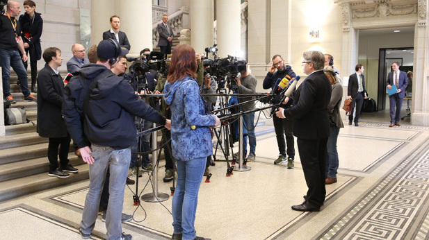 Foto: Staatsminister Bausback wird von der Presse empfangen