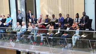 Foto: Diplomatengruppe auf der Besuchertribüne