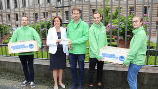 Foto: Unterschriftenübergabe von Greenpeace an die Bundesratspräsidentin