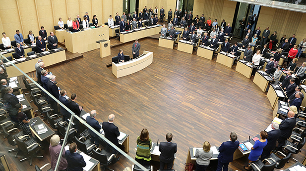 Foto: Schweigeminute im Plenarsaal