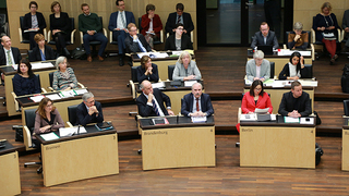 Foto: Blick auf die Länderbänke