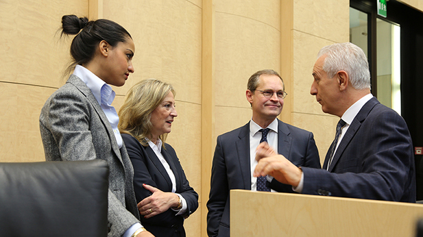 Foto: Gesprächssituation am Präsidium mit Michael Müller und Stanislaw Tillich