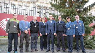 Foto: Gruppenfoto vorm Weihnachtsbaum