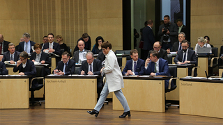 Foto: Annegret Kramp-Karrenbauer auf dem Weg zum Rednerpult