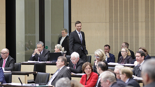 Foto: Tobias Hans kommt in Plenarsaal