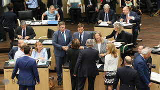 Foto: Menschengruppe im Plenarsaal