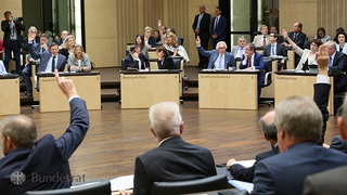 Foto: Blick in den Plenarsaal während einer Abstimmung 