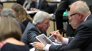 Foto: Volker Bouffier im Gespräch