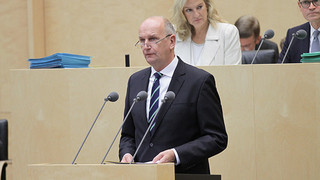 Foto: Ministerpräsident Woidke am Rednerpult