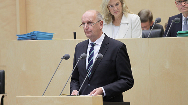 Foto: Ministerpräsident Woidke am Rednerpult