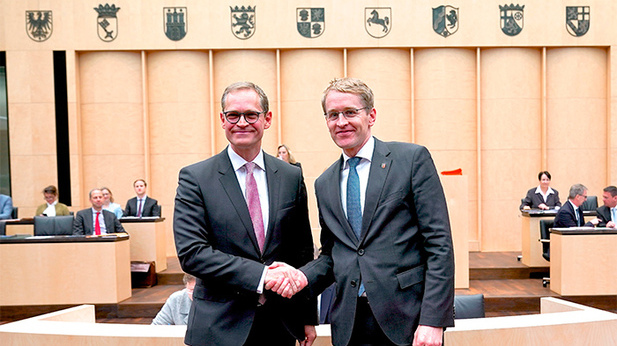 Foto: Michael Müller und Daniel Günther geben sich die Hand