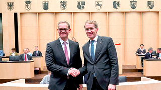 Foto: Michael Müller und Daniel Günther geben sich die Hand