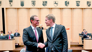Foto: Michael Müller und Daniel Günther geben sich die Hand