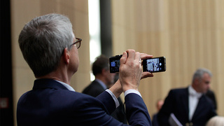 Foto: Mann macht Aufnahme mit Smartphone-Kamera