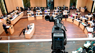 Foto: Blick von oben in den Plenarsaal