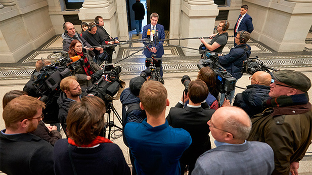 Foto: Markus Söder umringt von Pressevertretern