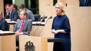 Foto: Manuela Schwesig am Rednerpult