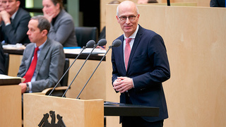 Foto: Peter Tschentscher am Rednerpult