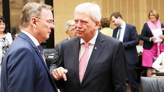 Foto: Gespräch zwischen Bodo Ramelow, thüringischer Ministerpräsident, und Volker Bouffier, hessischer Ministerpräsident