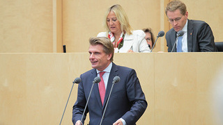 Foto: Parlamentarischer Staatssekretär Thomas Bareiß am Rednerpult