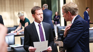 Foto: Die Geprächspartner Michael Kretschmer, Ministerpräsident von Sachsen, und Daniel Günther, Bundesratspräsident, vor dem Beginn der Plenarsitzung.