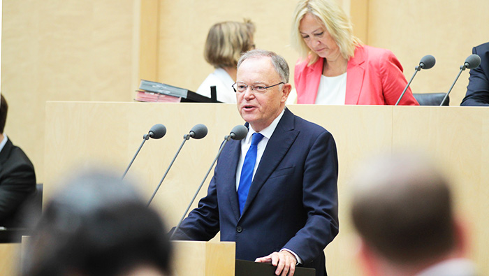 Foto: Stephan Weil, Ministerpräsident Niedersachsen, am Rednerpult.