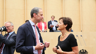 Foto: Staatsminister Dr. Hendrik Hoppenstedt, Kanzleramt,  im Gespräch mit Lucia Puttrich, Hessische Ministerin für Bundes- und Europaangelegenheiten, am Rande der Plenarsitzung.