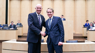 Foto: Dietmar Woidke und Daniel Günther geben sich die Hand, nachdem Woidke zum neuen Bundesratspräsidenten gewählt worden ist