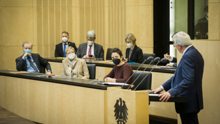 Blick auf die Regierungsbank im Plenarsaal