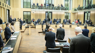 Foto: Schweigeminute im Plenarsaal