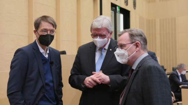 Foto: Karl Lauterbach, Volker Bouffier, Bodo Ramelow unterhalten sich