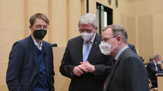 Foto: Karl Lauterbach, Volker Bouffier, Bodo Ramelow unterhalten sich