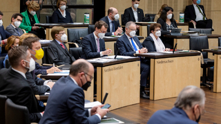 Foto: Blick auf mehrere Länderbänke im Plenarsaal