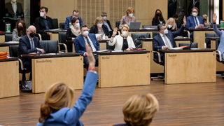 Foto: Abstimmung während der Plenarsitzung