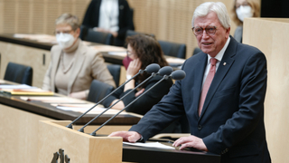 Foto: Volker Bouffier am Redepult