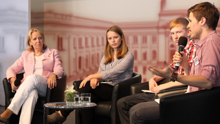 Foto: Bundesratspräsidentin Hannelore Kraft diskutiert mit Jugendlichen